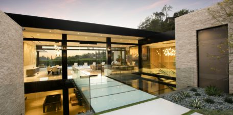 Hillcrest i Trousdale i Beverly Hills av McClean Design. Exklusiv arkitektur och ett exklusivt hem.