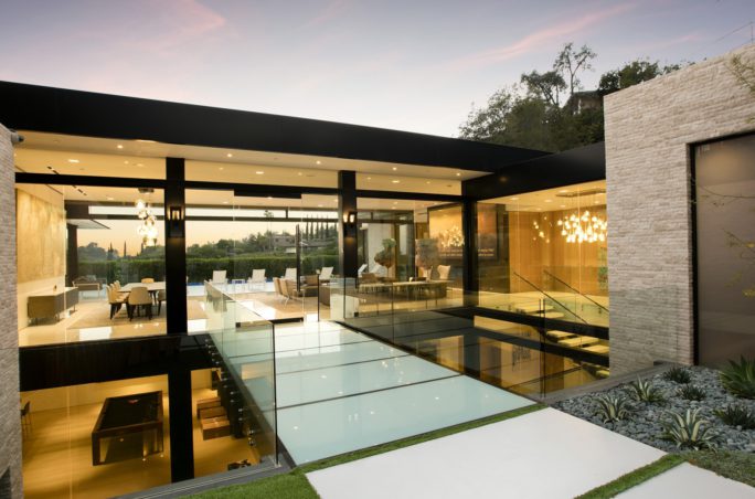 Hillcrest i Trousdale i Beverly Hills av McClean Design. Exklusiv arkitektur och ett exklusivt hem.
