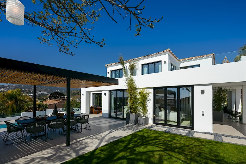 Villa Liege i Nueva Andalucia av Coliz & Murphy.