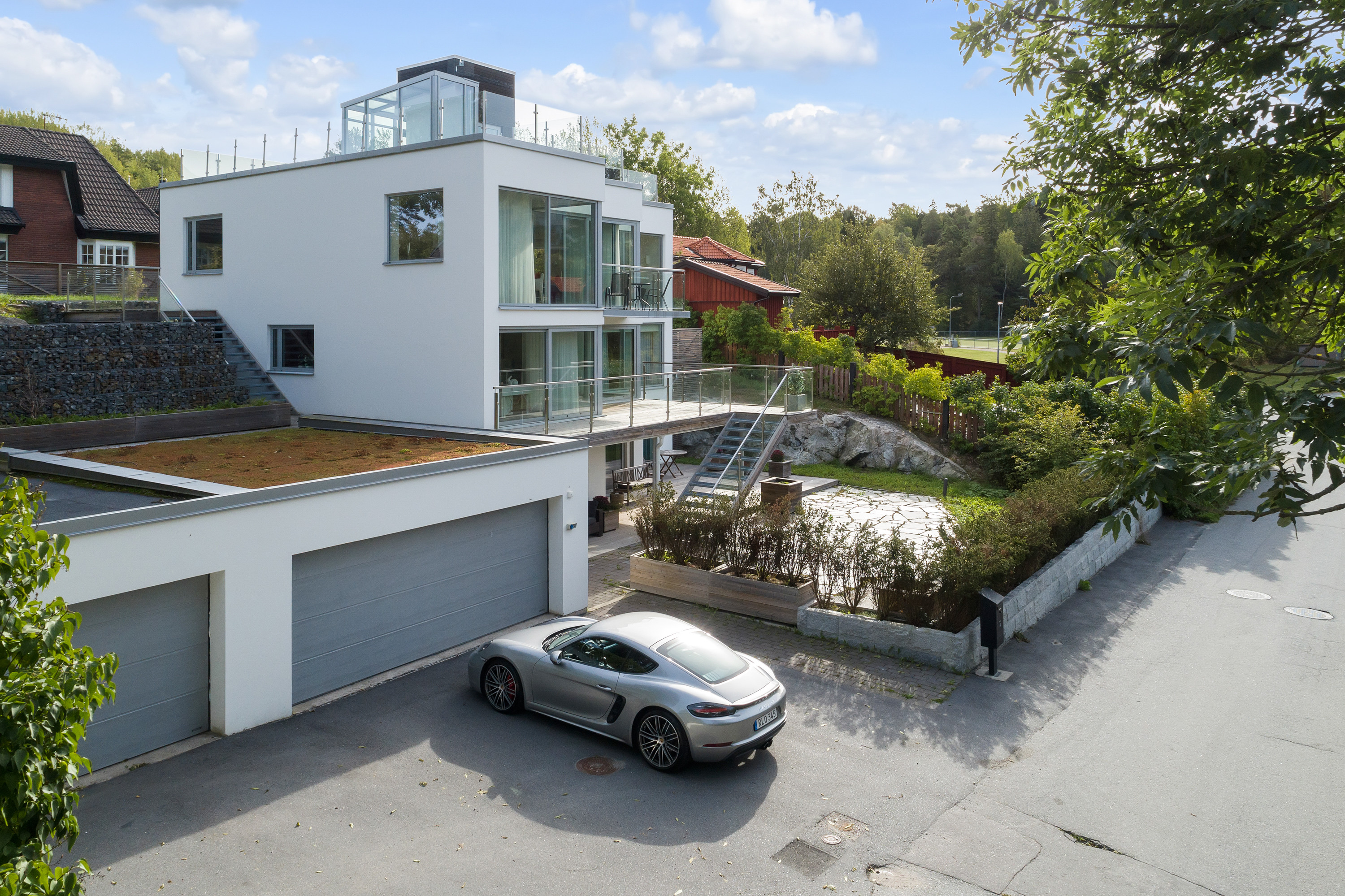 När du letar fastighetsmäklare i Stockholm kontakta Skeppsholmen Sotheby’s International Realty. De har allt från paradvåningar och slott till små häftiga lägenheter i rätt områden. Perfekt när du ska köpa bostad i Stockholm eller på Lidingö.