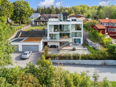 När du letar fastighetsmäklare i Stockholm kontakta Skeppsholmen Sotheby’s International Realty. De har allt från paradvåningar och slott till små häftiga lägenheter i rätt områden. Perfekt när du ska köpa bostad i Stockholm eller på Lidingö.