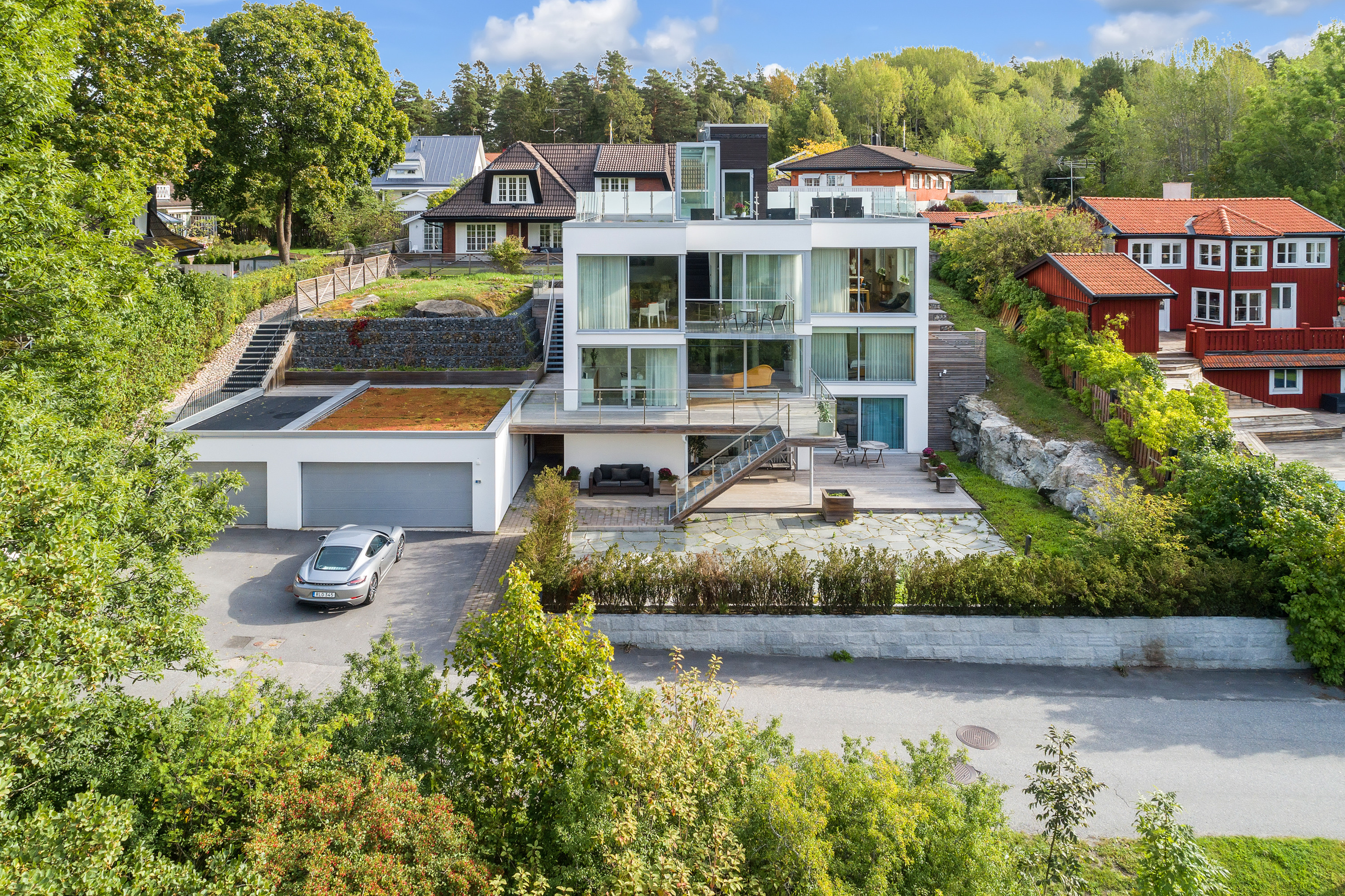 När du letar fastighetsmäklare i Stockholm kontakta Skeppsholmen Sotheby’s International Realty. De har allt från paradvåningar och slott till små häftiga lägenheter i rätt områden. Perfekt när du ska köpa bostad i Stockholm eller på Lidingö.