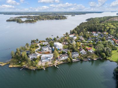 När du letar fastighetsmäklare i Stockholm kontakta Skeppsholmen Sotheby’s International Realty. De har allt från paradvåningar och slott till små häftiga lägenheter i rätt områden. Perfekt när du ska köpa bostad i Stockholm eller på Lidingö.