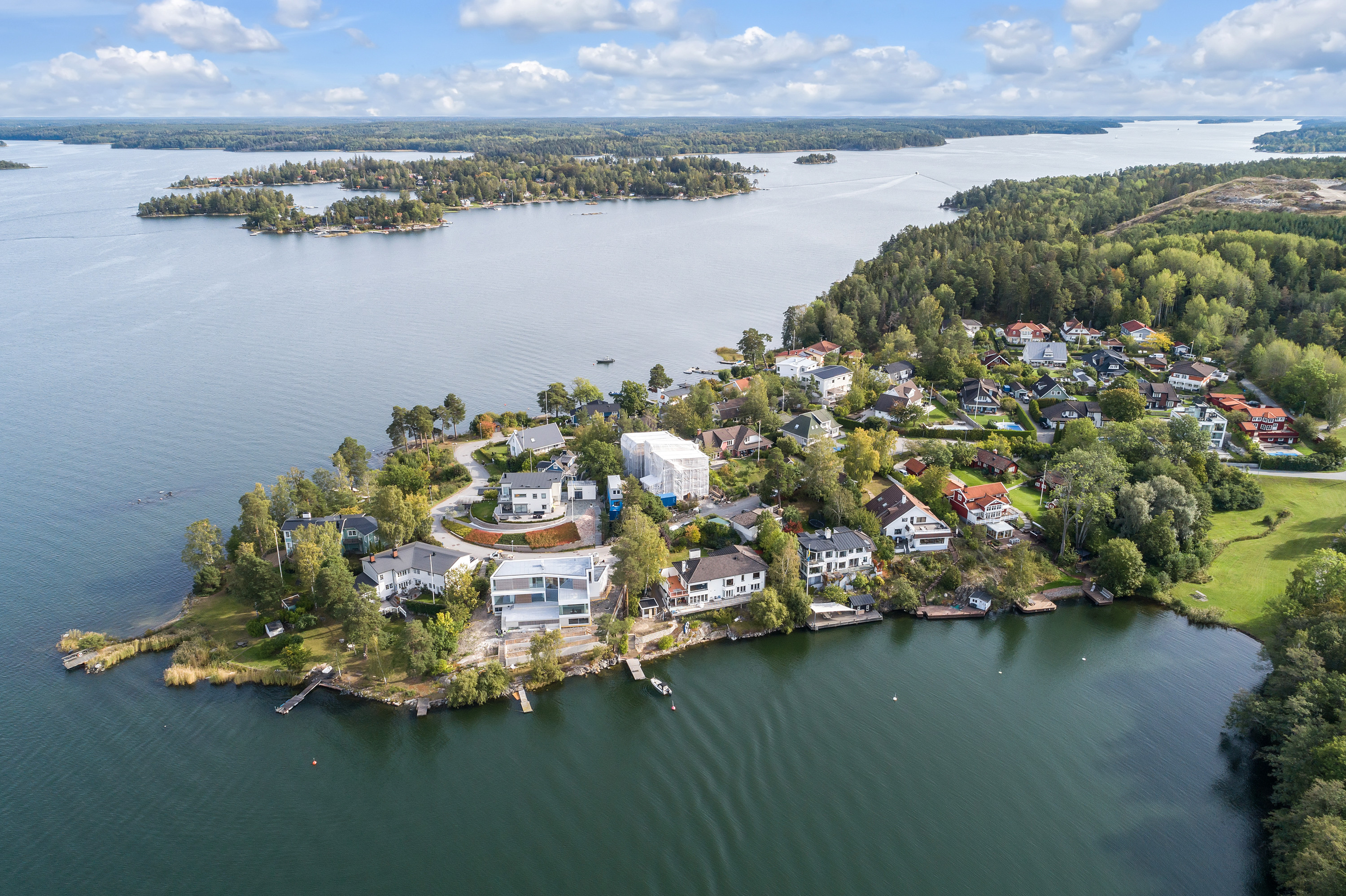 När du letar fastighetsmäklare i Stockholm kontakta Skeppsholmen Sotheby’s International Realty. De har allt från paradvåningar och slott till små häftiga lägenheter i rätt områden. Perfekt när du ska köpa bostad i Stockholm eller på Lidingö.