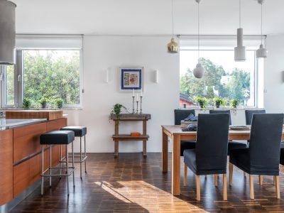 När du letar fastighetsmäklare i Stockholm kontakta Skeppsholmen Sotheby’s International Realty. De har allt från paradvåningar och slott till små häftiga lägenheter i rätt områden. Perfekt när du ska köpa bostad i Stockholm eller på Lidingö.