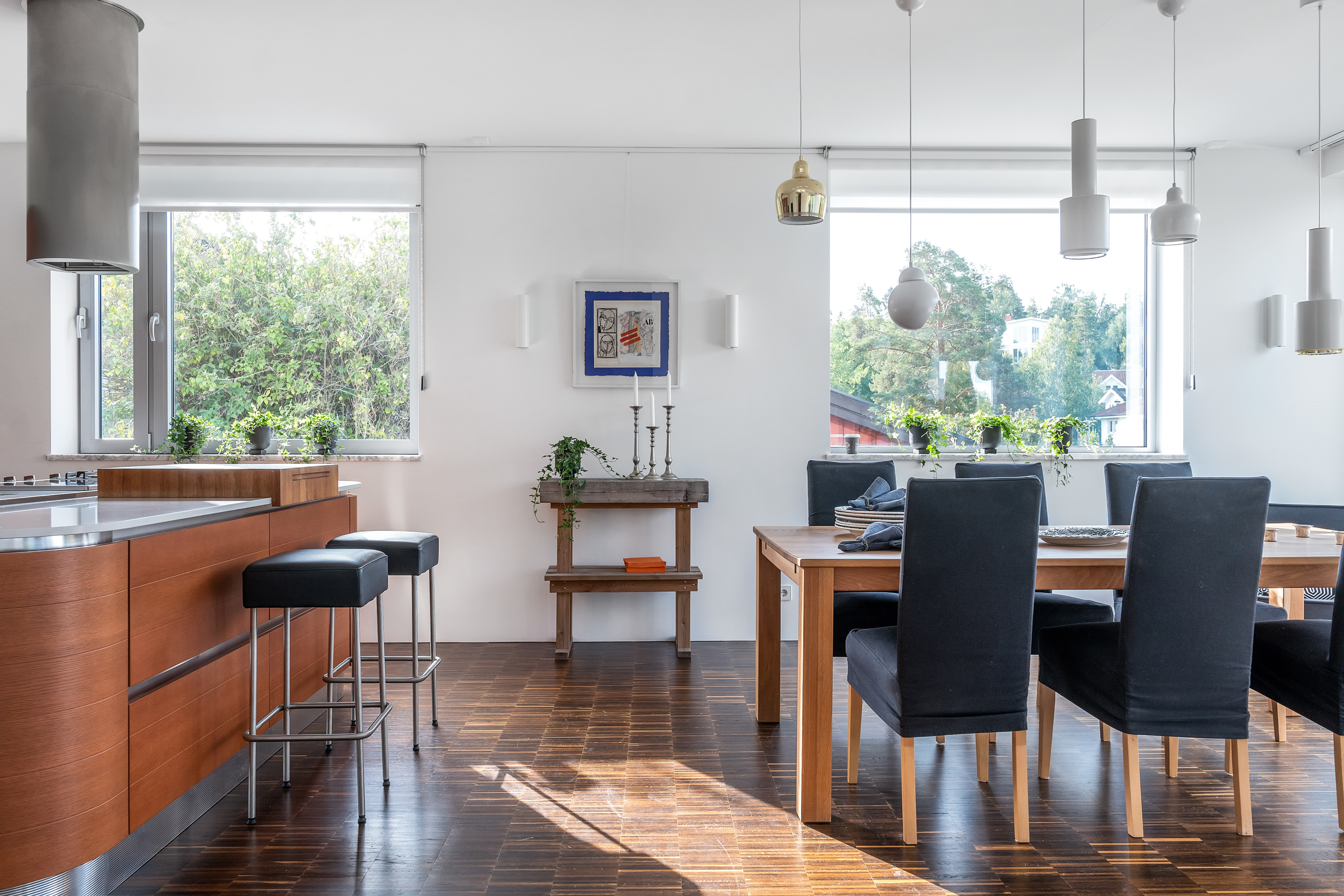 När du letar fastighetsmäklare i Stockholm kontakta Skeppsholmen Sotheby’s International Realty. De har allt från paradvåningar och slott till små häftiga lägenheter i rätt områden. Perfekt när du ska köpa bostad i Stockholm eller på Lidingö.