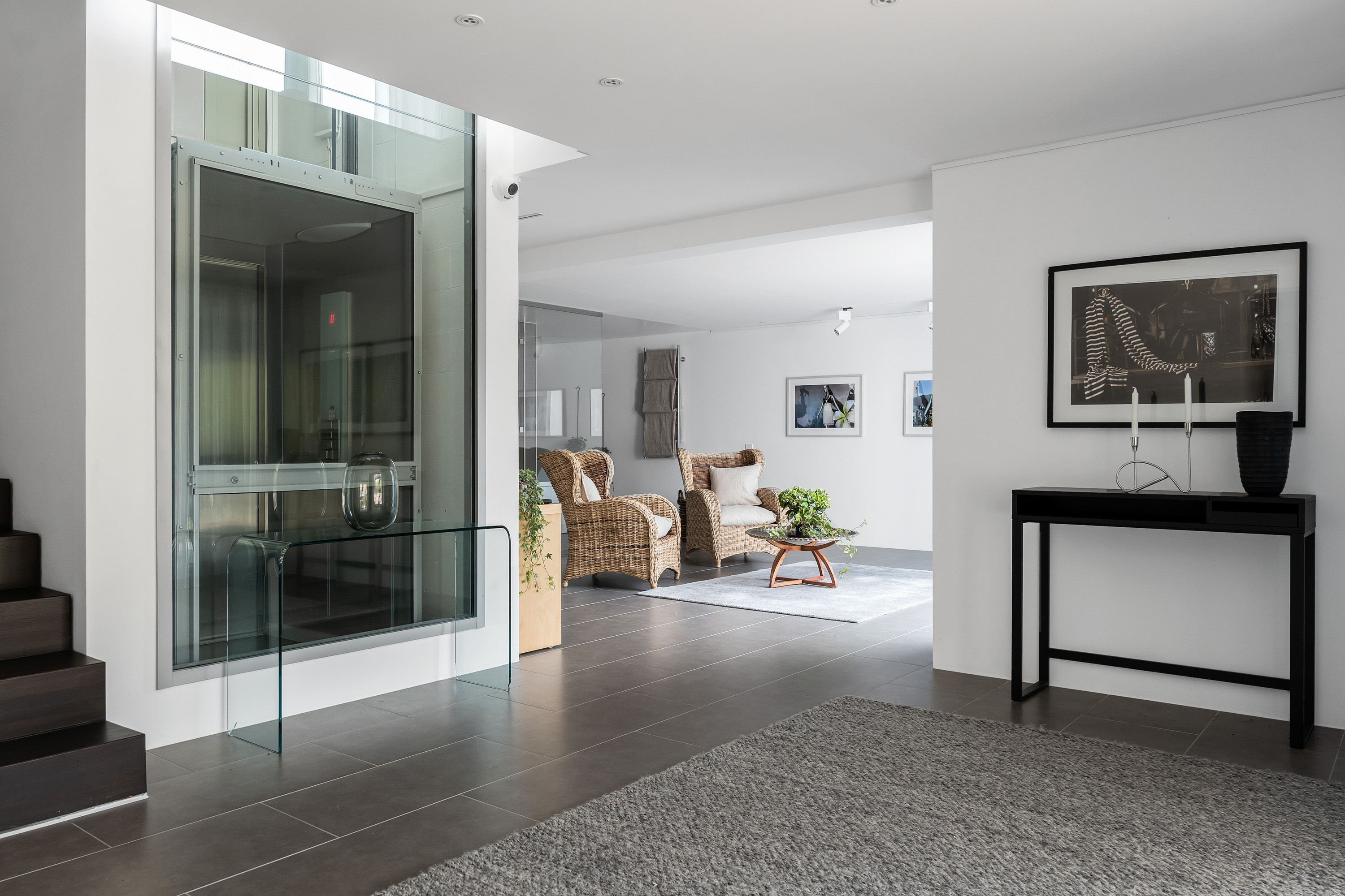 När du letar fastighetsmäklare i Stockholm kontakta Skeppsholmen Sotheby’s International Realty. De har allt från paradvåningar och slott till små häftiga lägenheter i rätt områden. Perfekt när du ska köpa bostad i Stockholm eller på Lidingö.