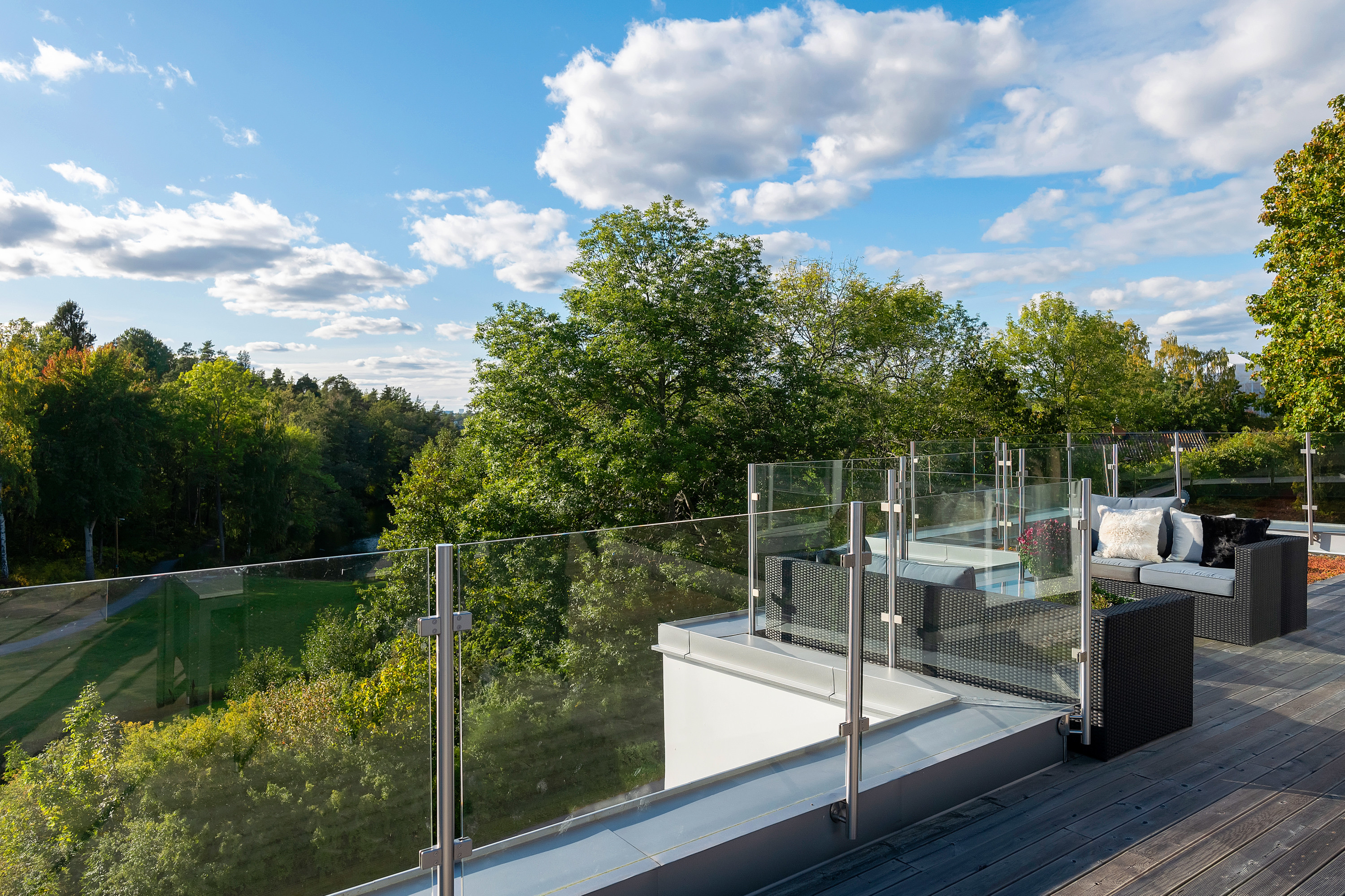 När du letar fastighetsmäklare i Stockholm kontakta Skeppsholmen Sotheby’s International Realty. De har allt från paradvåningar och slott till små häftiga lägenheter i rätt områden. Perfekt när du ska köpa bostad i Stockholm eller på Lidingö.