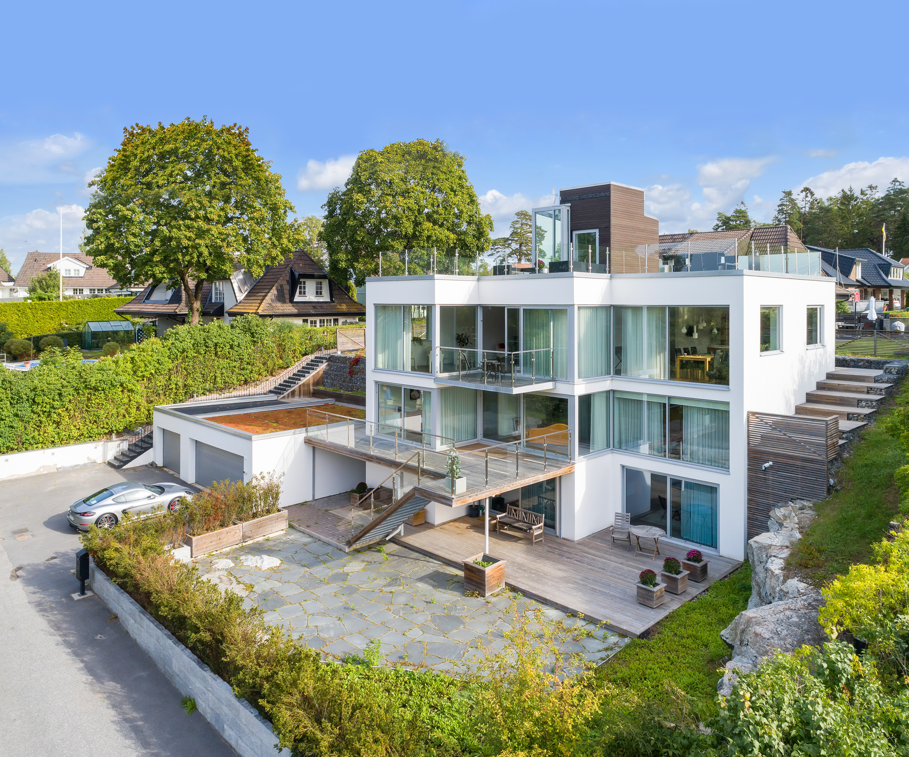 När du letar fastighetsmäklare i Stockholm kontakta Skeppsholmen Sotheby’s International Realty. De har allt från paradvåningar och slott till små häftiga lägenheter i rätt områden. Perfekt när du ska köpa bostad i Stockholm eller på Lidingö.