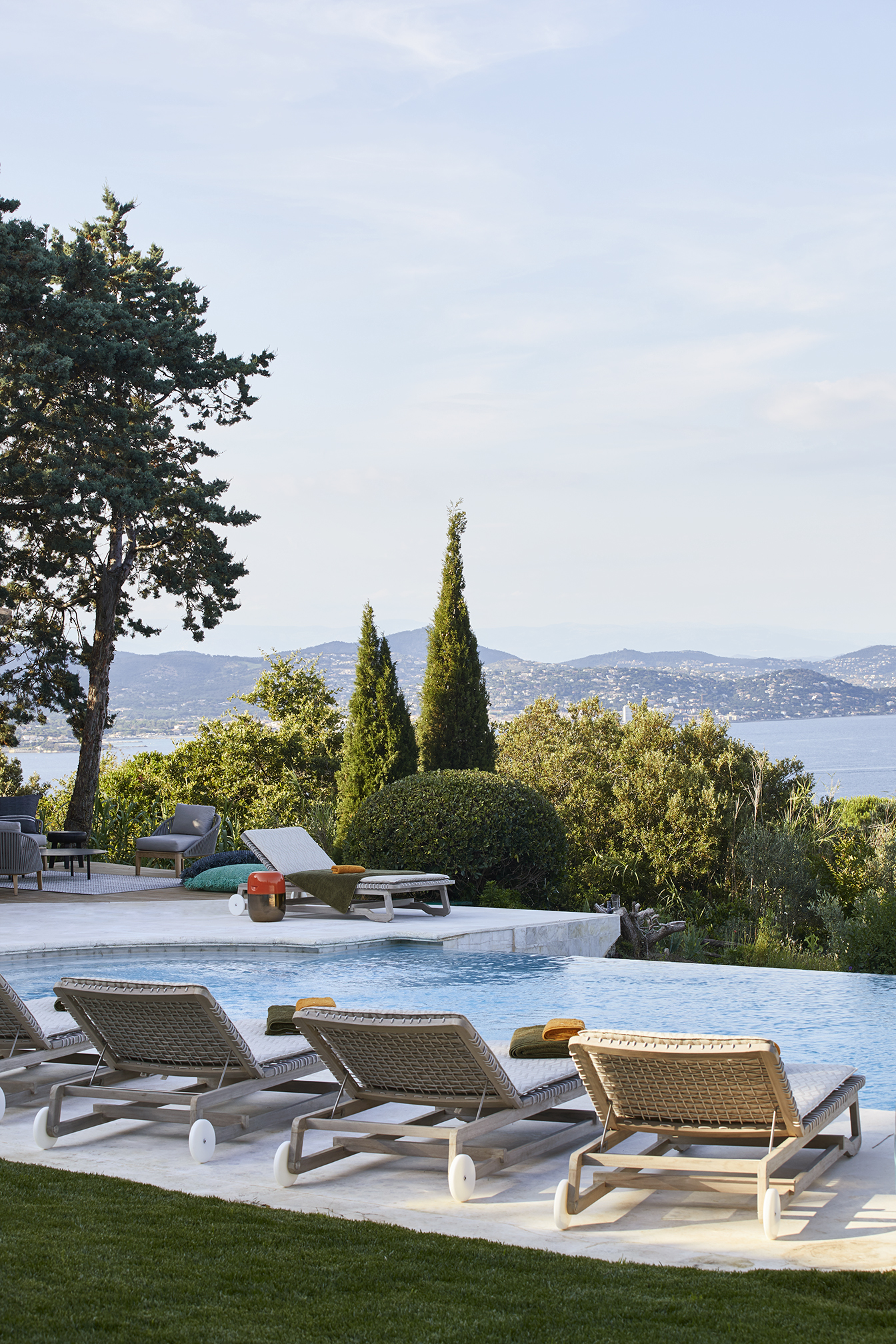 HOOM har besökt ett av inredningsarkitekten Stephanie Coutas senaste projekt, en storslagen villa i Saint-Tropez på Rivieran.