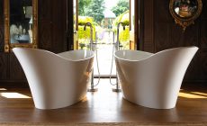 Amalfi kommer från Victoria & Albert. Perfekt för exklusiva badrum. Extra lyxigt om man har två fristående badkar.