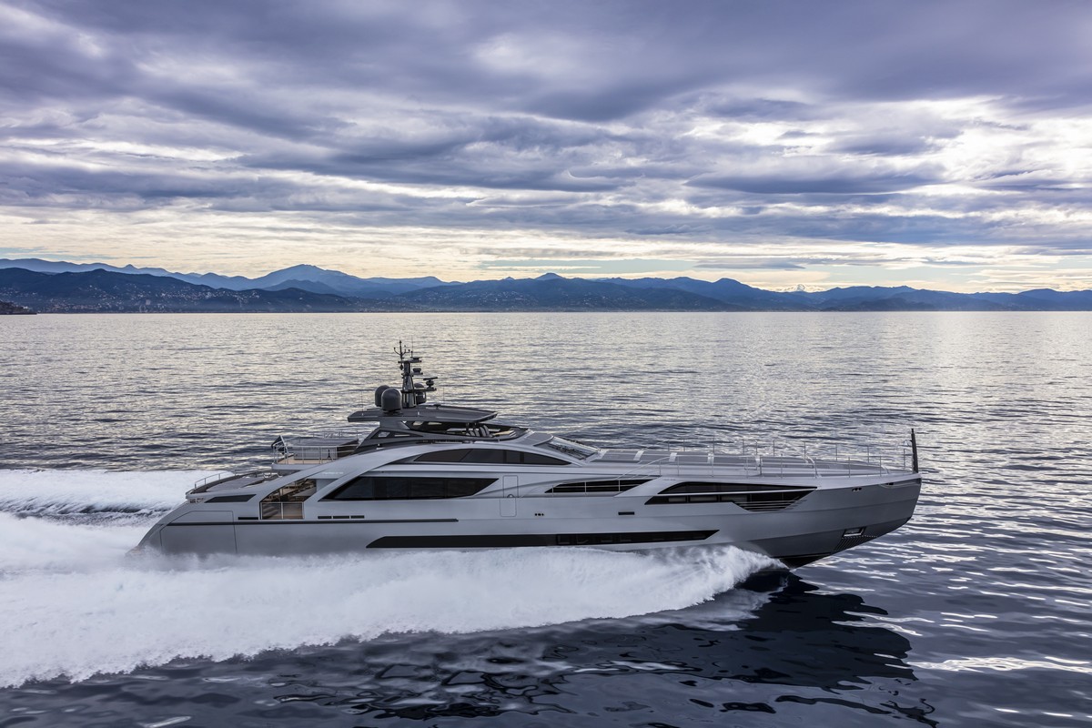 Pershing 140. Du hittar fler stora yachts och motorbåtar på vår sajt.