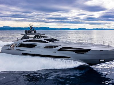 Pershing 140. Du hittar fler stora yachts och motorbåtar på vår sajt.