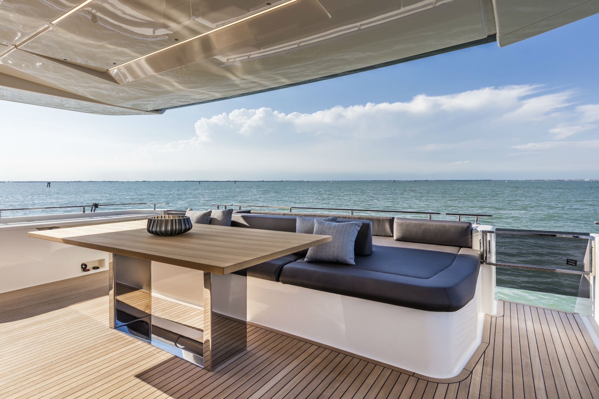 Ferretti Yachts 850. Du hittar fler yachts och exklusiva båtar på vår sajt.