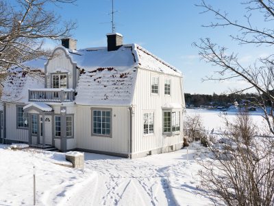 Exklusivt sjöställe i Saltsjöbaden - Skeppsholmen Sotheby’s International Realty. Titta i vår guide - Mäklarguiden - om du letar efter en exklusiv villa i Saltsjöbaden eller Stockholm.