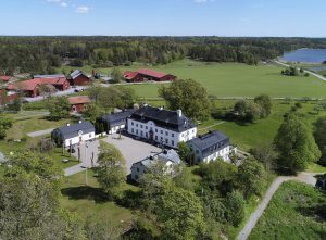 Exklusiva gårdar, säterier och slott hittar du i avdelningen drömboende.