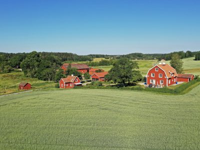 Kontakta Jens Agensjö om du ska köpa eller sälja en gård i Sörmland. Här en större fastighet som juridisk person kan köpa. Jaktmarker. Exklusiva gårdar i hela Sverige är intressanta.
