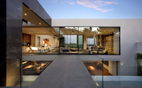 De bästa arkitekterna i världen, de lyxigaste hemmen, den mest inspirerande inredningen. Exklusiva hem i Hollywood.