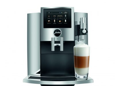 S8 från Jura erbjuder storslagen prestanda i ett kompakt utförande. Den exklusiva kaffemaskinen förenar det bästa från kompaktklassen, med element från premiumsegmentet, och har till och med en touch av det riktigt exklusiva från det professionella sortimentet. S8 är en exklusiv kaffemaskin för dig som verkligen vill en lyxig och kompakt produkt.