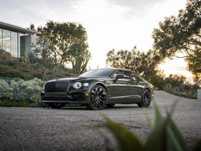 Bentley Flying Spur Hybrid är en exklusiv laddhybrid. Den nya lyxbilen blir företagets miljövänligaste någonsin. För den som vill avnjuta den här lyxbilen, och andra exklusiva modeller från Bentley, så rekommenderas ett besök i deras nya och fantastiska showroom på Sveavägen 167 i Stockholm.