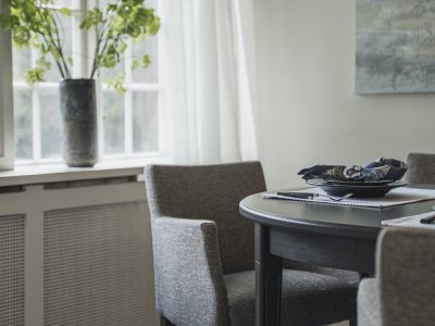 Inredningsbutiken Englesson & Company i Djursholm – besök dem för inspiration till vardagsrummet, sovrummet och matsalen. Här hittar du exklusiva möbler av hög kvalitet. I deras tygrum hittar du underbara textilier för gardinsömnad och klädsel till dina möbler. Här får du de bästa inredningstipsen.