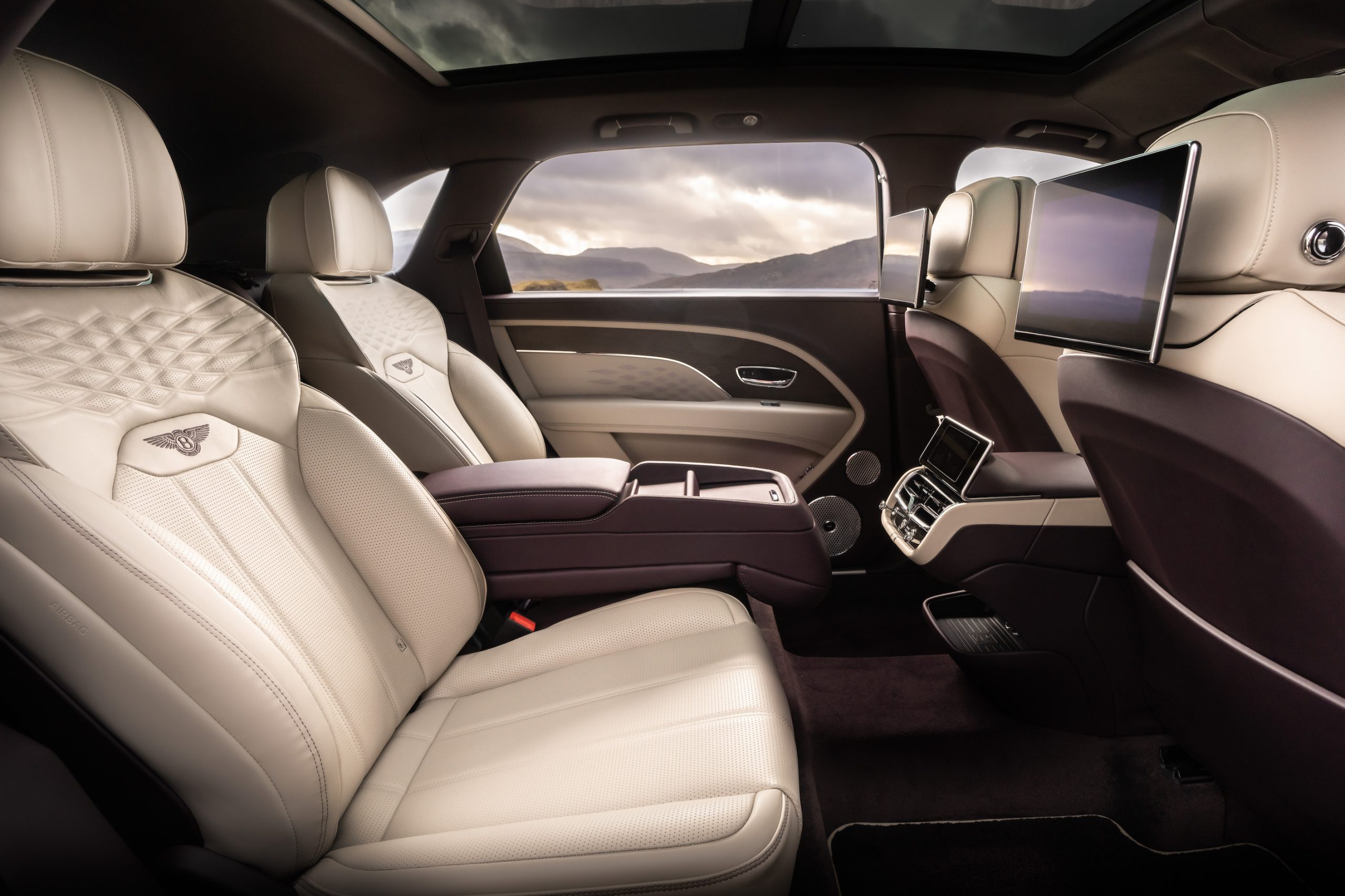 Bentley Bentayga EWB är en exklusiv SUV som är förlängd för maximal komfort för alla passagerare. Exklusiva bilar när de är som allra bäst.
