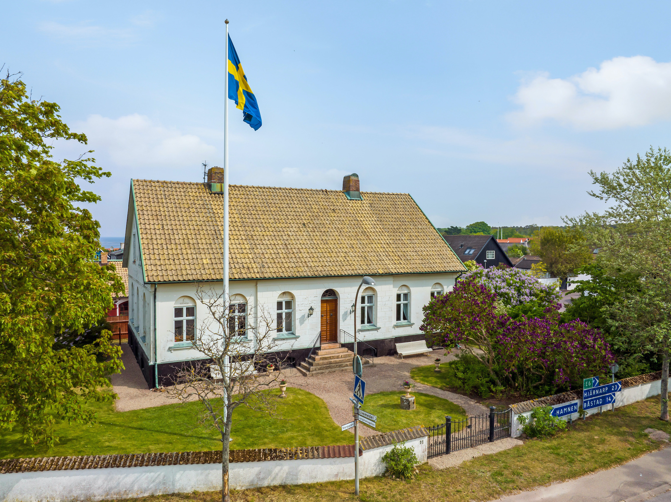 Exklusiva drömboenden från hela Sverige, du hittar exklusiva villor, exklusiva våningar och exklusiva gårdar i det digitala Galleriet. I mäklarguiden hittar du utvalda fastighetsmäklare. Om du söker en exklusiv bostad eller mäklare så hittar du dem i vår guide.