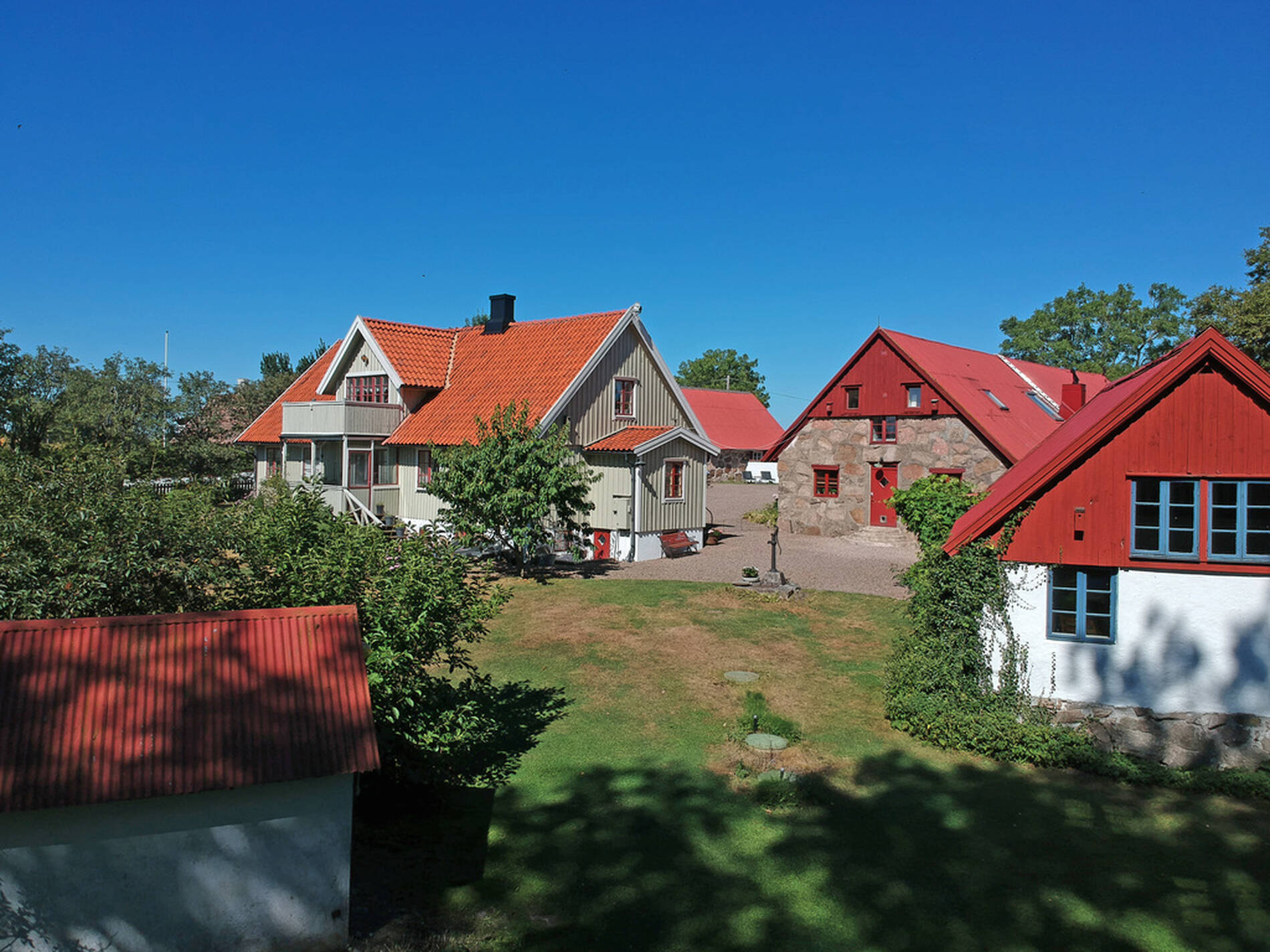 Exklusiva drömboenden från hela Sverige, du hittar exklusiva villor, exklusiva våningar och exklusiva gårdar i det digitala Galleriet. I mäklarguiden hittar du utvalda fastighetsmäklare. Om du söker en exklusiv bostad eller mäklare så hittar du dem i vår guide.