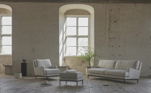 Exklusiva soffor hittar man hos Englesson & Company i Djursholm. En exklusiv soffa med slitstarkt tyg är en möbel som håller länge.