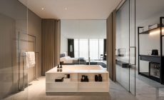 Ett exklusivt badkar i ett exklusivt badrum. Lyxiga fristående badkar skapar en exklusiv oas.