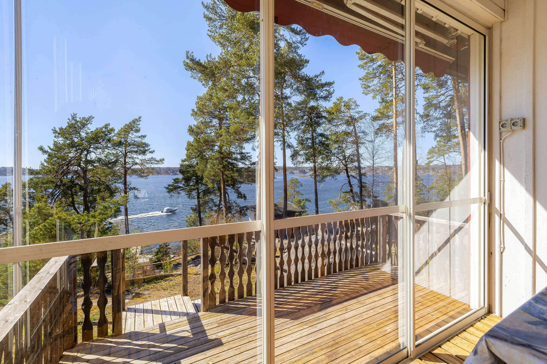 När du söker exklusiva villor, bostadsrätter och sjöställen i Stockholm med omnejd.