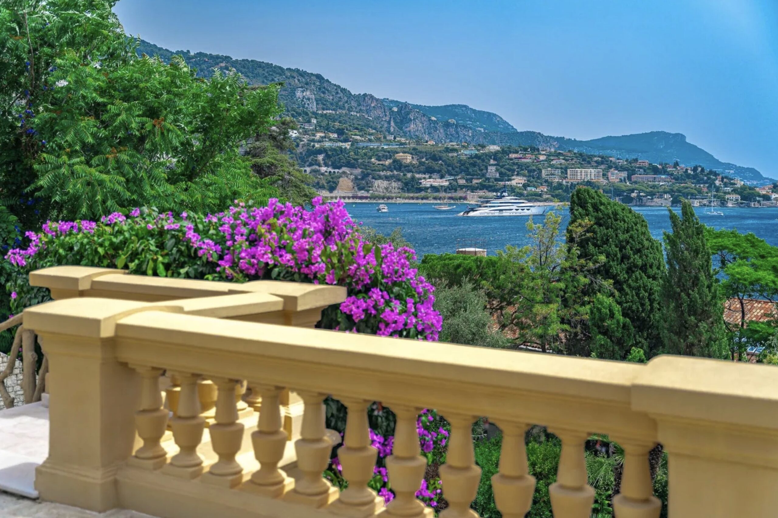 Ett exklusivt slott på Rivieran. Här hittar du drömboenden och exklusiva fastigheter samt en guide med exklusiva och utvalda fastighetsmäklare.