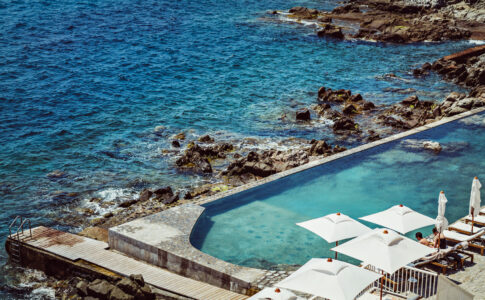 Hôtel Les Roches Rouges är ett exklusivt hotell på Rivieran. Perfekt om du vill ha ett lyxhotell med en härlig känsla.