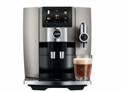 Den nya J-linjen från JURA kombinerar tekniska innovationer med fulländad design. Det fantastiska med J8 är att den inte bara tillreder hela utbudet av klassiska kaffedrycker utan dessutom har ännu fler specialiteter.