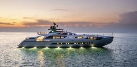 Pershing 140. Du hittar fler stora yachts och motorbåtar på vår sajt.