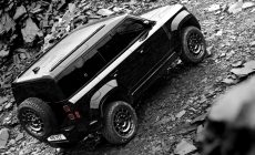 Defender OCTA Black är en kraftfull SUV med helsvart design, genomtänkta detaljer och avancerad prestanda. En exklusiv bil för dig som vill ha det lilla extra.