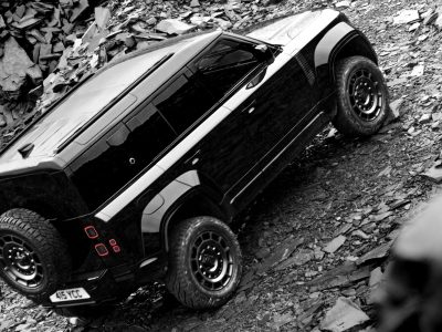 Defender OCTA Black är en kraftfull SUV med helsvart design, genomtänkta detaljer och avancerad prestanda. En exklusiv bil för dig som vill ha det lilla extra.