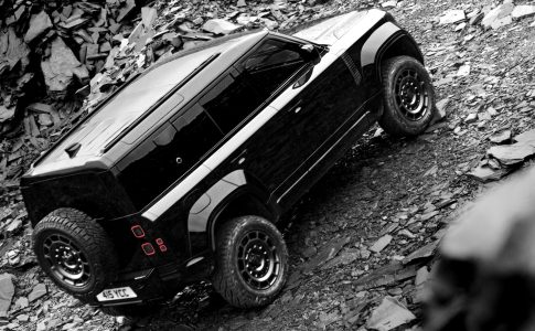 Defender OCTA Black är en kraftfull SUV med helsvart design, genomtänkta detaljer och avancerad prestanda. En exklusiv bil för dig som vill ha det lilla extra.