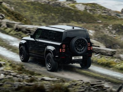 Defender OCTA Black är en kraftfull SUV med helsvart design, genomtänkta detaljer och avancerad prestanda. En exklusiv bil för dig som vill ha det lilla extra.