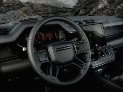 Defender OCTA Black är en kraftfull SUV med helsvart design, genomtänkta detaljer och avancerad prestanda. En exklusiv bil för dig som vill ha det lilla extra.