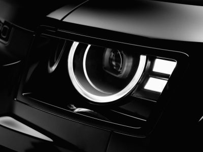 Defender OCTA Black är en kraftfull SUV med helsvart design, genomtänkta detaljer och avancerad prestanda. En exklusiv bil för dig som vill ha det lilla extra.