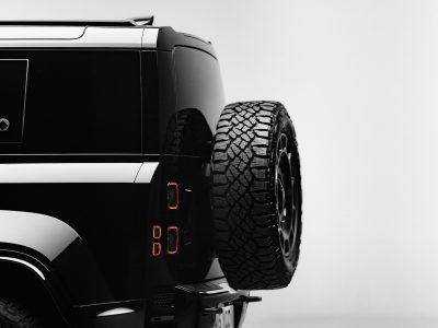 Defender OCTA Black är en kraftfull SUV med helsvart design, genomtänkta detaljer och avancerad prestanda. En exklusiv bil för dig som vill ha det lilla extra.