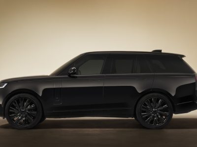 Range Rover SV Black kombinerar monokrom design, exklusiva material och lugn V8-prestanda i ett uttryck präglat av återhållsam elegans och tydlig närvaro.