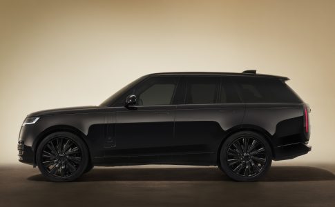 Range Rover SV Black kombinerar monokrom design, exklusiva material och lugn V8-prestanda i ett uttryck präglat av återhållsam elegans och tydlig närvaro.