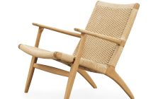 CH25 Lounge Chair formgavs av Hans J. Wegner 1950 och är en klassiker inom dansk modernism. Den lätta träramen kombineras med en handvävd sits i papperssnöre, ett hantverk som fortfarande utförs hos Carl Hansen & Søn. Resultatet är en tidlös fåtölj där enkel form möter hög komfort.