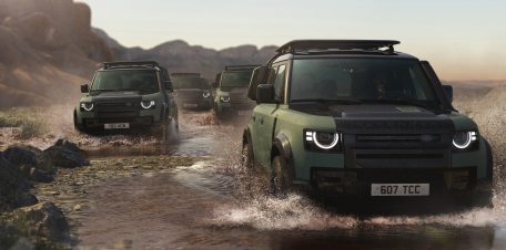 Defender Trophy Edition i Deep Sandglow Yellow och Keswick Green. En terrängkapabel SUV byggd för verkliga förhållanden, med permanent fyrhjulsdrift och avancerade terrängsystem.
