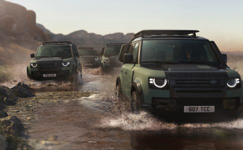 Defender Trophy Edition i Deep Sandglow Yellow och Keswick Green. En terrängkapabel SUV byggd för verkliga förhållanden, med permanent fyrhjulsdrift och avancerade terrängsystem.
