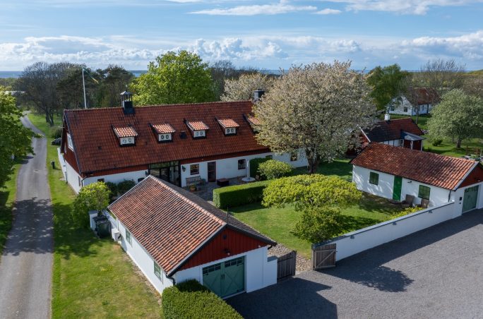 Jakobssons Bjäremäklaren erbjuder exklusiva gårdar och villor i Båstad och Torekov.