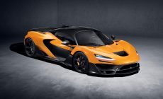 McLaren W1. Drivlinan kombinerar en ny 4,0-liters dubbelturbo-V8 med en elmodul. Den samlade effekten är 1 275 hästkrafter och vridmomentet 1 340 newtonmeter. Motorn varvar till 9 200