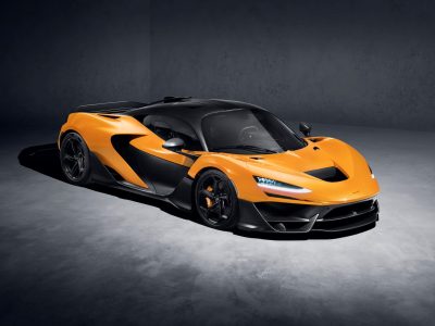 McLaren W1. Drivlinan kombinerar en ny 4,0-liters dubbelturbo-V8 med en elmodul. Den samlade effekten är 1 275 hästkrafter och vridmomentet 1 340 newtonmeter. Motorn varvar till 9 200